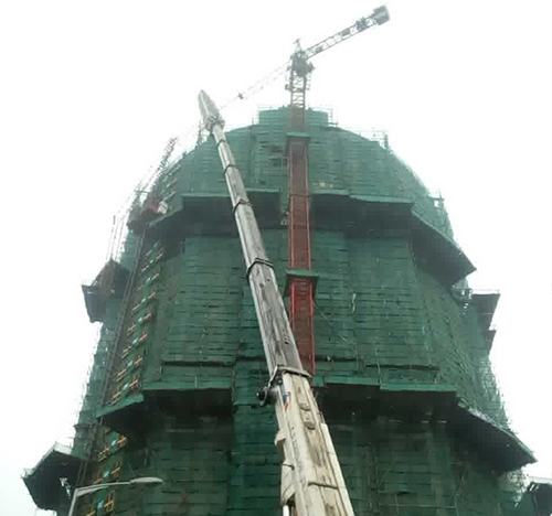 固镇吊车在工地上作业